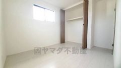 住む人のこだわりを活かす洋室。日当たりがよく、寝室としての利用もおすすめ。広めのクローゼットには荷物をすっきり片付けられ、ゆとりのある暮らしが出来ます＾＾