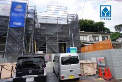 2号棟。現地（2026年10月6日）撮影。敷地が道路より高い位置にあるため、歩行者から敷地内を覗かれる心配がなく、プライバシーが保たれます。