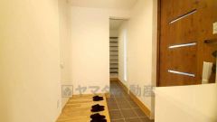 たっぷり収納できるシューズボックスです。家族全員の靴がきれいに整頓できます。棚の上にお花や写真を飾っても良いですね。