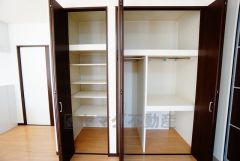 リビングには収納を設けています。滞在時間の長いリビングに収納場所を集約することで取り出し、片付けも楽になります。
