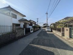 現地（2025年12月2日）撮影。前面道路は広く、車同士がすれ違うスペースが十分にあります。落ち着いた住宅地内で快適な生活を実現してみませんか＾＾