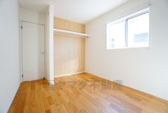 住む人のこだわりを活かす洋室。日当たりがよく、寝室としての利用もおすすめ。広めのクローゼットには荷物をすっきり片付けられ、ゆとりのある暮らしが出来ます＾＾