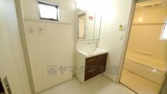 三面鏡つき洗面台。鏡裏にたっぷりとした収納スペースがあります。鏡を閉めてしまえば小物は見えないため、スッキリとした印象の洗面台にできます。