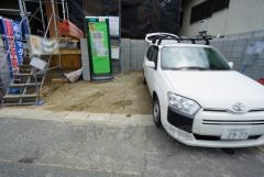 現地（2025年6月16日）撮影。駐車スペースはゆとりある2台分を確保。マイカー用に、お客さま用に、余裕を持ってご利用いただけます。