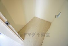 ホールにファミリークロークを確保。日用品や趣味の道具入れとして便利です。扉付きなので見た目もスッキリ＾＾
