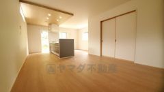 リビングは広々とした設計で、家族が集い、寛ぐ暮らしの空間を演出しています。思い思いの時間を過ごしたり、家族みんなで食事をしたり、素敵な団らんの場になりますね。