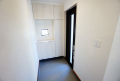 採光も考えられた明るい玄関です。たっぷり収納できるシューズボックス付きなので、家族全員の靴がきれいに整頓できます。