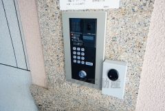 オートロックは、外部の人が自由に建物内に出入りできないため、不審者の侵入防止効果があります。