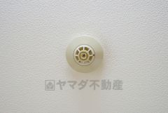 火災による煙や熱を感知して、警報音やブザー等で火災の発生を知らせてくれる火災警報器。