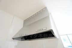 お手入れが簡単なスリム型レンジフードです。調理により発生する油煙や臭いを吸い込み、屋外へ排気してくれます。