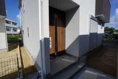 家の顔となる玄関扉がかっこいいと、たくさんの人を招き入れたくなりますね＾＾ 奥まって設置されており、雨にも濡れにくくなっています。