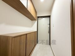たっぷり収納できるシューズボックスです。家族全員の靴がきれいに整頓できます。棚の上にお花や写真を飾っても良いですね。