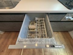 食事の後の手間を解消する食器洗い乾燥機付。冬場の洗い物で手荒れの悩みもなくなります。手洗いよりも節約できて便利。