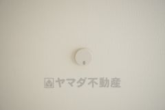 火災による煙や熱を感知して、警報音やブザー等で火災の発生を知らせてくれる火災警報器。