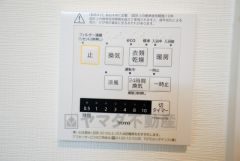 浴室暖房乾燥機付き。天候に左右されず、いつでも好きなときに洗濯物を干せるので、仕事や家事で忙しい方に重宝します。