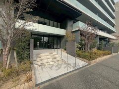 ベビーカーや車椅子に配慮されたスロープが設置されています。きれいに保たれたエントランスが安らぎに満ちた暮らしへ誘います。