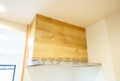 風量が弱・強と切替え可能なレンジフードが調理中の煙をしっかり吸い込みます。手元を照らすライト付きです。