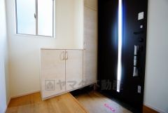 同仕様写真。たっぷり収納できるシューズボックスです。家族全員の靴がきれいに整頓できます。棚の上にお花や写真を飾っても良いですね。