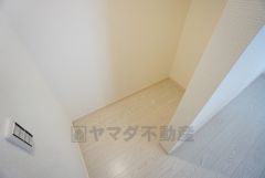 同仕様写真。まとめ買いしてもこの収納量なら心配要らずのパントリー。調理家電や食品のストックをすっきりまとめられ、キッチン周りを広々使えます。