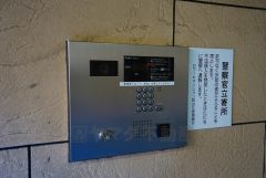 オートロックは、外部の人が自由に建物内に出入りできないため、不審者の侵入防止効果があります。セールスマン対策にもなり安心できます。