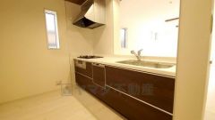 リビングやダイニングからキッチン周りが丸見えにならない対面式キッチン。テレビ鑑賞や家族との対話がしやすく、ご家族の温かい時間を演出します。