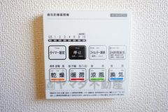 浴室暖房乾燥機付き。天候に左右されず、いつでも好きなときに洗濯物を干せるので、仕事や家事で忙しい方に重宝します。