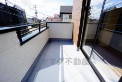 同仕様写真。南側に面したバルコニーは日当たり良好です。お洗濯物も気持ちよく干せそうです。日光浴をしたり、星を眺めたりも良いですね^^
