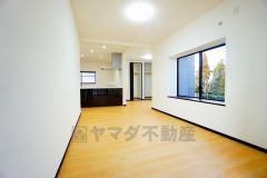 リビングは広々とした設計で、家族が集い、寛ぐ暮らしの空間を演出しています。思い思いの時間を過ごしたり、家族みんなで食事をしたり、素敵な団らんの場になりますね。