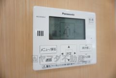 同仕様写真。湯量・湯温の設定、そして保温までワンタッチのフルオートバス。便利な追い炊き機能付きです。