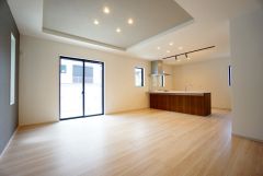 おしゃれな折り上げ天井あり、大きなテーブルやソファーを置いてもゆったりできます＾＾