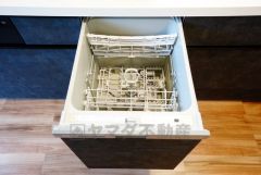 食事の後の手間を解消する食器洗い乾燥機付。冬場の洗い物で手荒れの悩みもなくなります。手洗いよりも節約できて便利。
