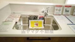 広々としたステンレスシンクには、洗剤やスポンジを収納出来るラック付き。広さも確保しているので、大きなお鍋も洗いやすいです。