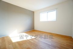 寛ぎの時間を紡ぎだす主寝室は、大型ベッドを置いても余裕の広さを確保しています。