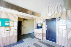 エントランス内に管理人室があると、不審者の侵入防止につながります。