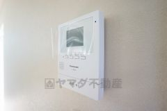 防犯はもちろん、セールスマン対策にもなるモニター付きインターホンです。お子さん1人での留守番時にも活躍しそうです。