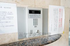 オートロックは、外部の人が自由に建物内に出入りできないため、不審者の侵入防止効果があります。