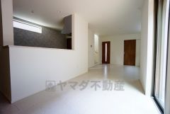 カウンターキッチンに加えて、リビング階段になっているので、お顔を合わす回数が増え、ぐっと家族の距離が縮まります。