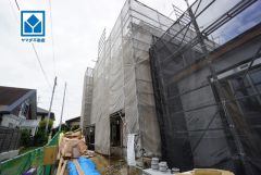 現地（2026年9月11日）撮影。家計にも環境にも優しいオール電化住宅＾＾カースペース3台分を確保＾＾マイカー用に、お客さま用に＾＾