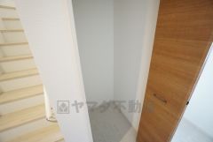 同仕様写真。まとめ買いしてもこの収納量なら心配要らずのパントリー。調理家電や食品のストックをすっきりまとめられ、キッチン周りを広々使えます。