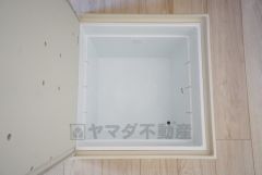 同仕様写真。キッチンにある床下収納は、居住スペースを減らさずに買い置きの調味料や非常食などを保管することができます。