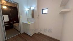 三面鏡つき洗面台。鏡裏にたっぷりとした収納スペースがあります。鏡を閉めてしまえば小物は見えないため、スッキリとした印象の洗面台にできます。