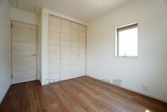 同仕様写真。2面採光を確保した明るい室内は、風通しも良く、大変居心地の良い空間となっております。爽やかな風を感じて起きる朝は、快適生活の始まりに。