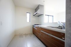 カウンタートップは耐熱性に優れており、日ごろのお掃除もふき取るだけでＯＫ。ステンレスシンクも簡単にお掃除できますよ。