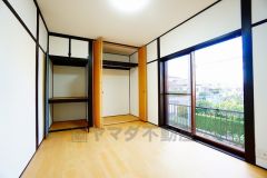 明るい洋室です。ナチュラル色のフローリングで開放的な優しい雰囲気になっています＾＾ベッドや机、ＴＶを置いてもゆとりのある広さです。