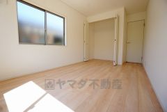 同仕様写真。暖かい日差しが差し込む洋室。たっぷり収納できるクローゼット付きでお部屋の中をすっきりと快適に保てます。