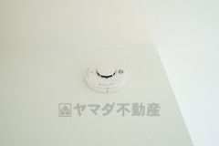 火災発生をいち早く知らせてくれる火災報知器は標準装備です。