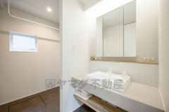 三面鏡つき洗面台。鏡裏にたっぷりとした収納スペースがあります。鏡を閉めてしまえば小物は見えないため、スッキリとした印象の洗面台にできます。