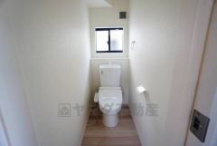 温水洗浄機付トイレです。節水機能もあるので、安心して使えますね。もちろん、1階2階の2ヶ所にトイレがあるので、忙しい朝にもゆとりができますね。