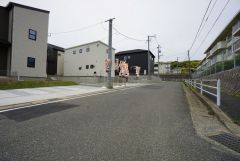 ゆったりとした7.5ｍ幅の道路をはさんでいることで陽射しを遮られることなくとても明るいです。