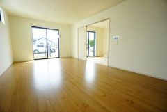 大きな窓のあるリビングは、陽光あふれる明るい空間です。居心地良く、ご家族皆がゆったり寛げる憩いの空間となりそうです。